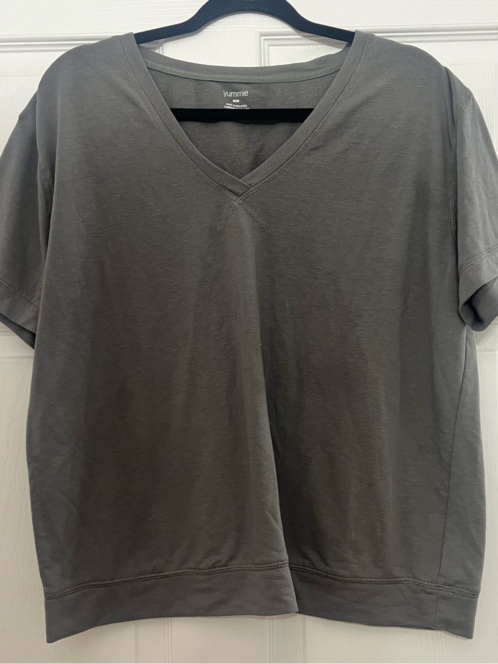 Yummie Damian V-Neck Pullover M Charcoal Gray Stretch Short Sleeve Top